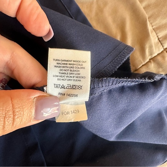 FIGS Women's Navy Blue V-Neck Top - Picture 5 of 6